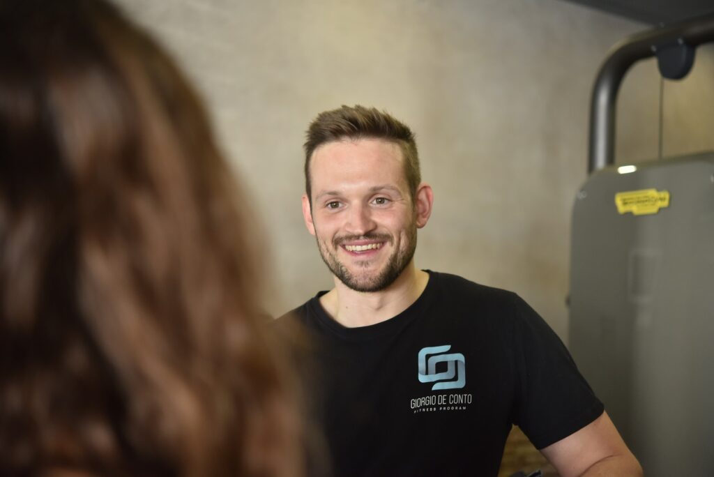 Giorgio De Conto sorride durante l'anamnesi iniziale in studio